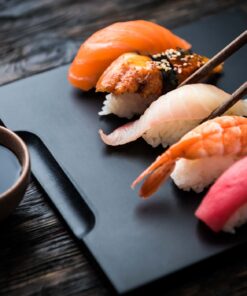 Cách chọn và chuẩn bị dưa leo Để có được những cuốn sushi với dưa leo giòn ngon, việc đầu tiên cần chú ý là khâu chọn nguyên liệu. Dưa leo lý tưởng nhất cho món sushi là những quả còn non, có màu xanh đều, vỏ căng bóng và không có vết thâm. Khi cầm lên, quả dưa phải có độ đàn hồi vừa phải, không quá cứng hay quá mềm. Đặc biệt, nên chọn những quả dưa leo ít hạt vì phần hạt thường làm giảm độ giòn và có thể ảnh hưởng đến cấu trúc của cuốn sushi. Sau khi chọn được dưa leo phù hợp, công đoạn sơ chế đóng vai trò quyết định trong việc duy trì độ giòn. Trước tiên, rửa sạch dưa leo dưới vòi nước lạnh để loại bỏ bụi bẩn và các tạp chất. Tùy theo sở thích và yêu cầu của món ăn, có thể gọt bỏ vỏ hoặc giữ lại một phần vỏ để tạo điểm nhấn màu sắc. Nếu gặp phải quả dưa leo có nhiều hạt, cẩn thận tách bỏ phần ruột chứa hạt bằng thìa để tránh làm dập nát phần thịt dưa.